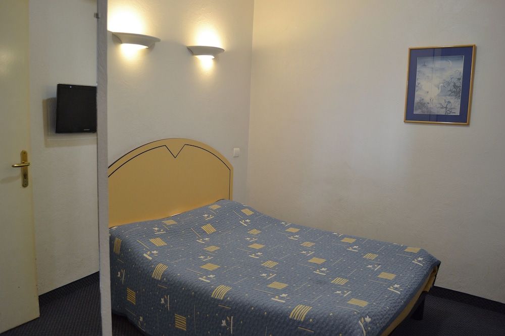 Economy Room (courtyard view)