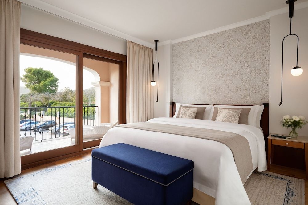 Family Suite, 1 King Bed with Sofa bed, Corner