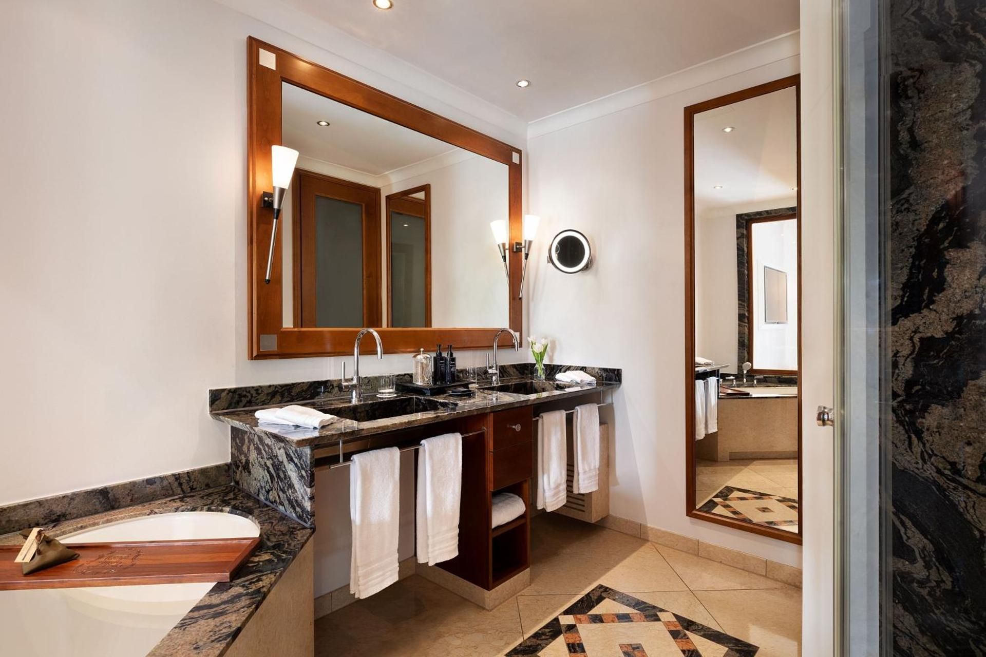 One-Bedroom King Suite with Private Pool - Blue Oasis