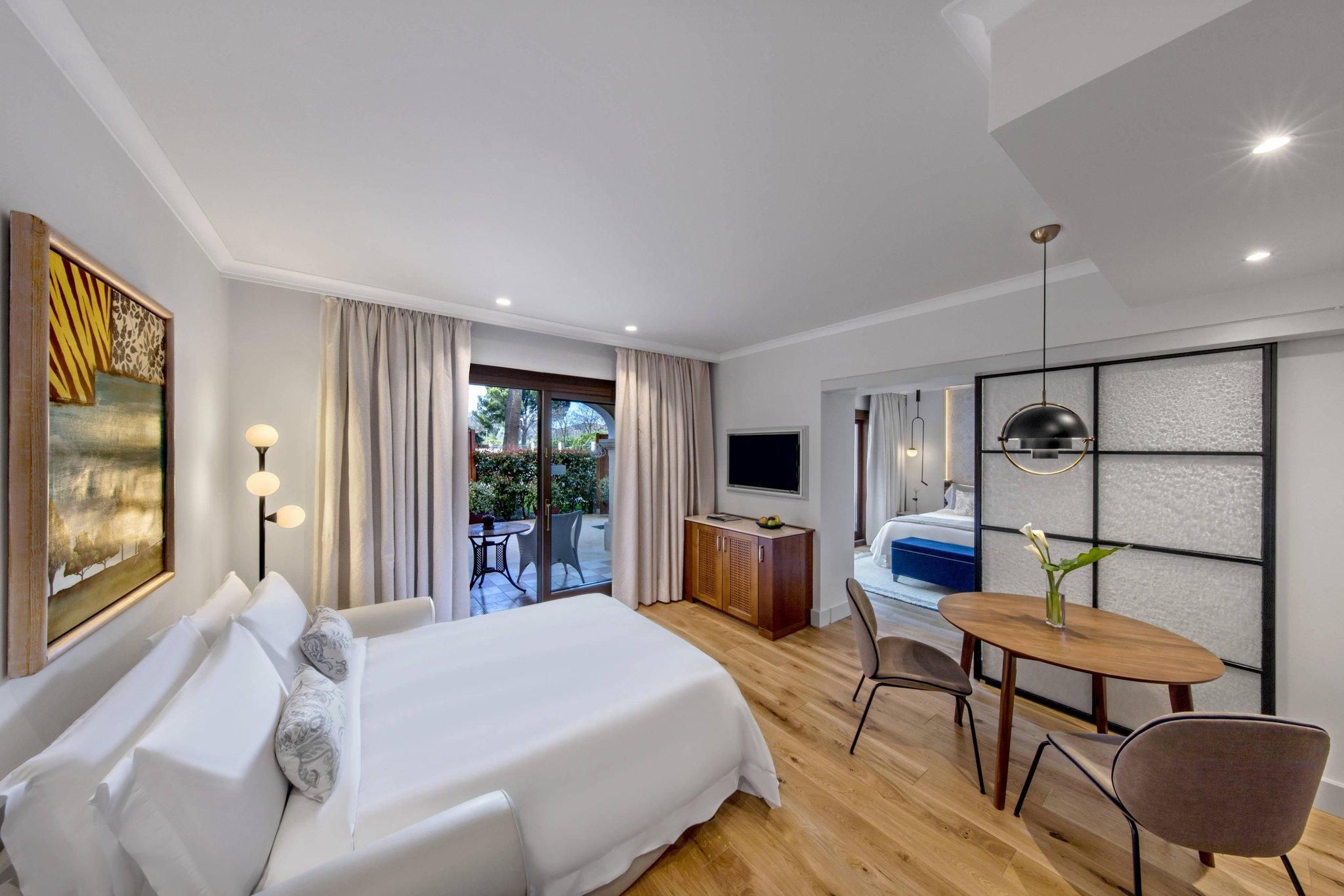 Family Suite, Family Suite, 1 King, Sofa bed, Corner room