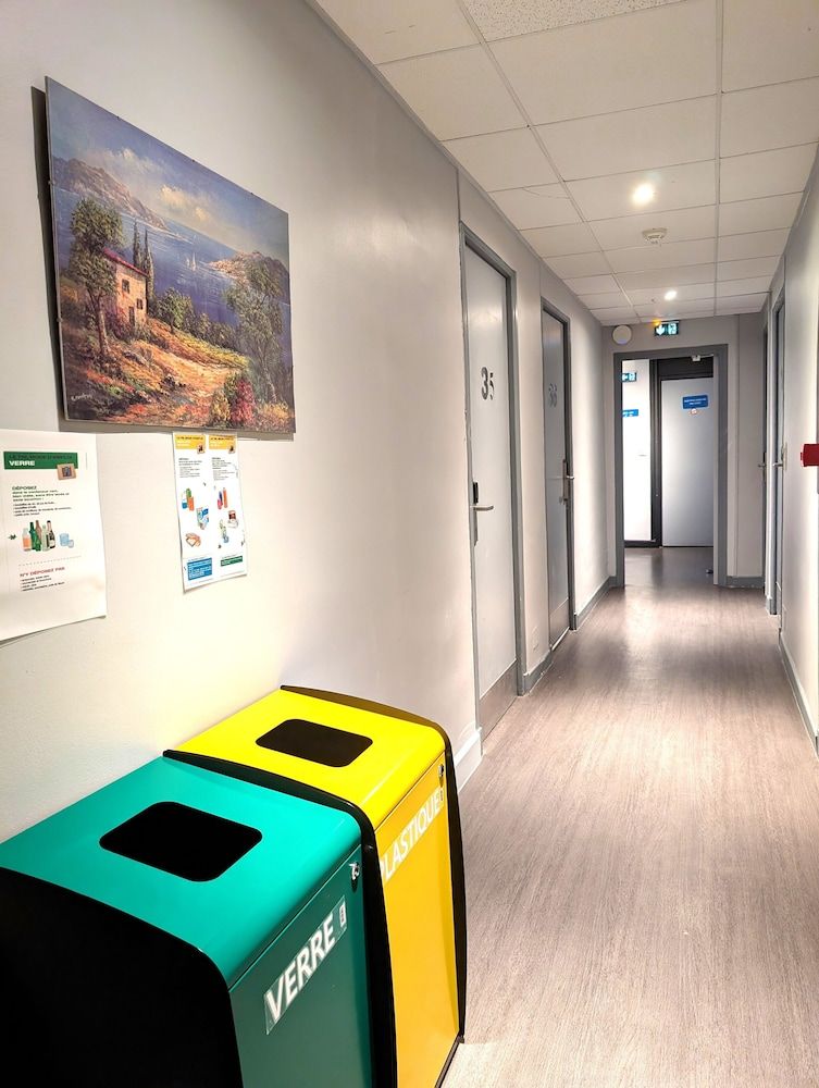 Handrails in hallways