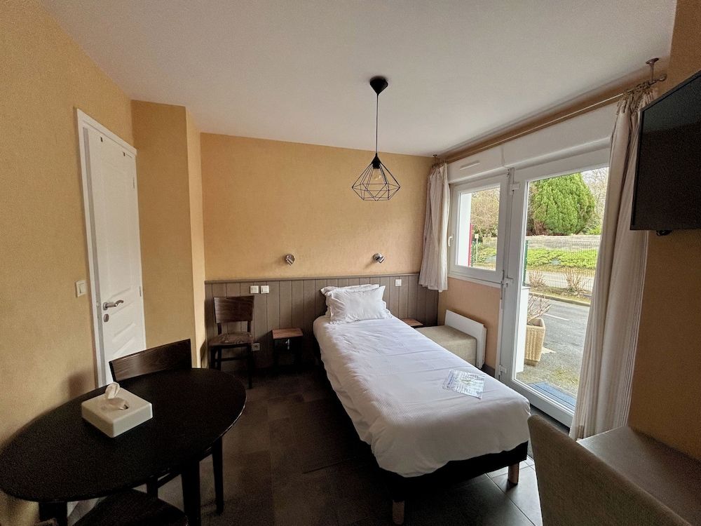 Brit Hotel Lannion - Perros Guirec Triple Room 5
