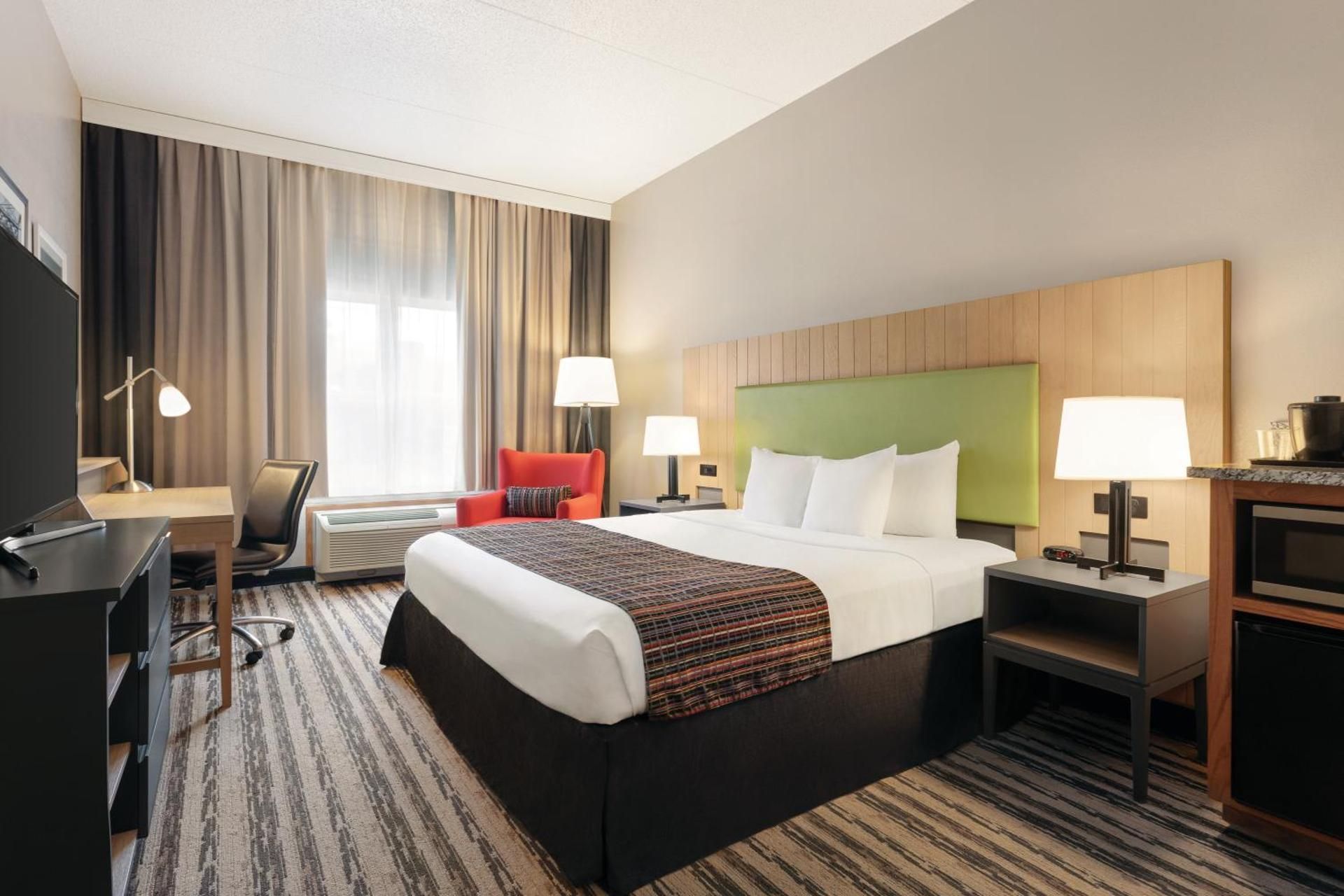 1 King Bed, Nonsmoking, Accessible