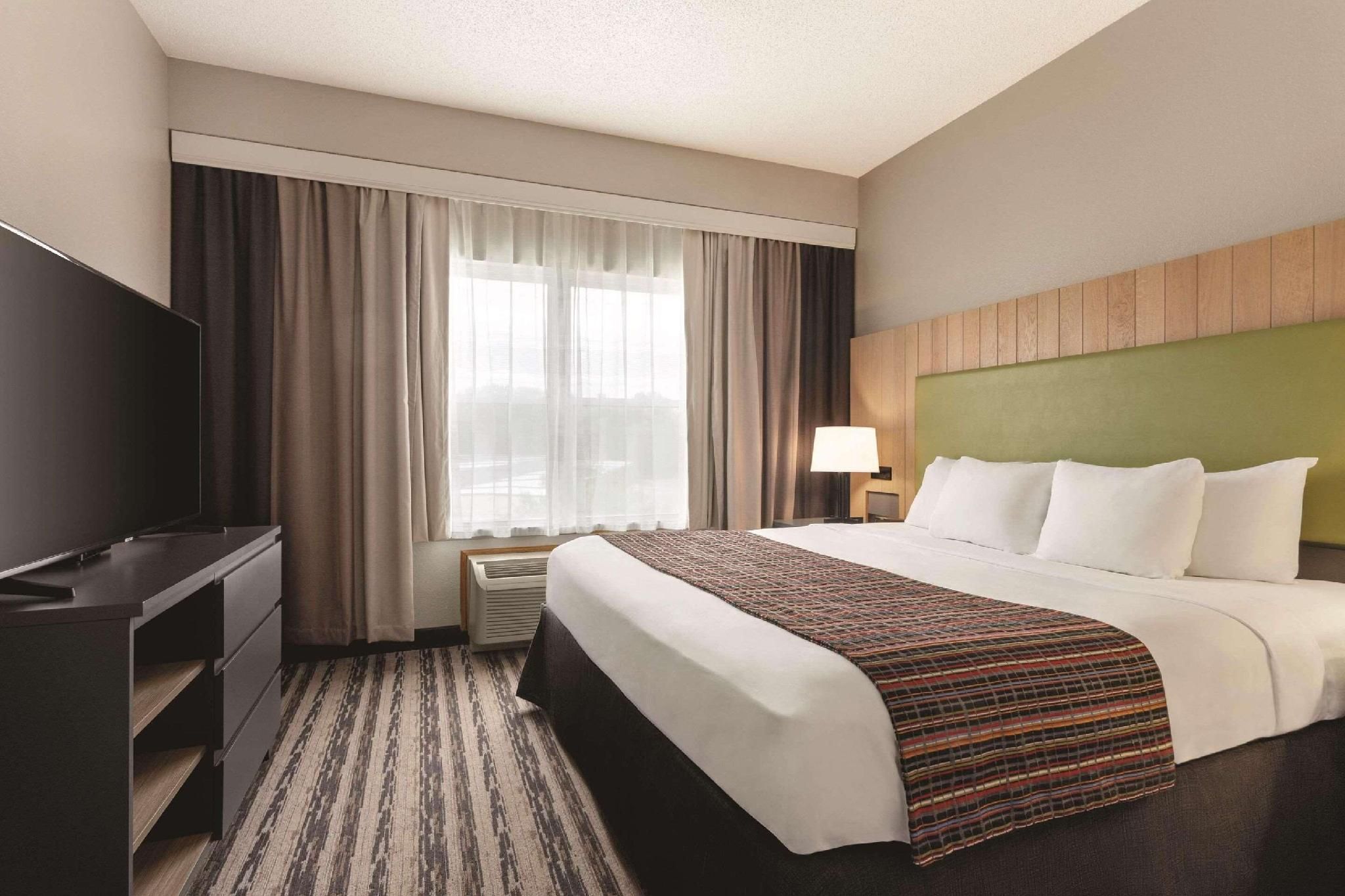 1 King Bed, Suite, Nonsmoking, Accessible
