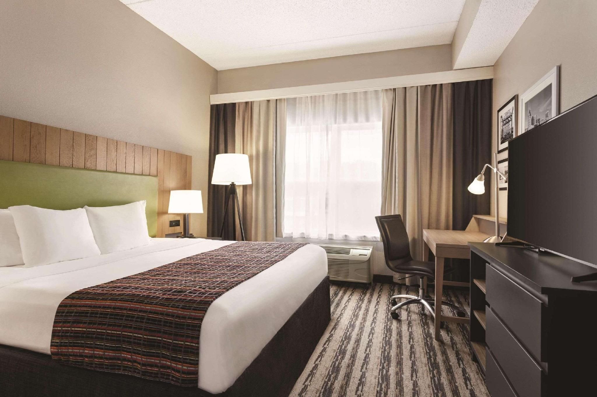 1 King Bed, Nonsmoking, Accessible