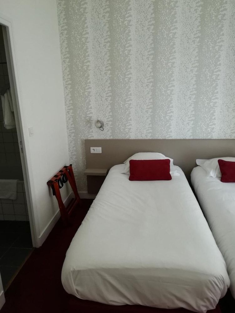 Twin Room, Bathtub