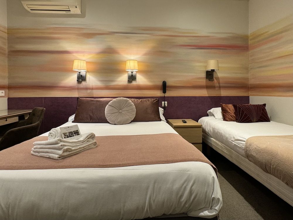 Hôtel Pavillon Impérial Triple room painted wall view 2