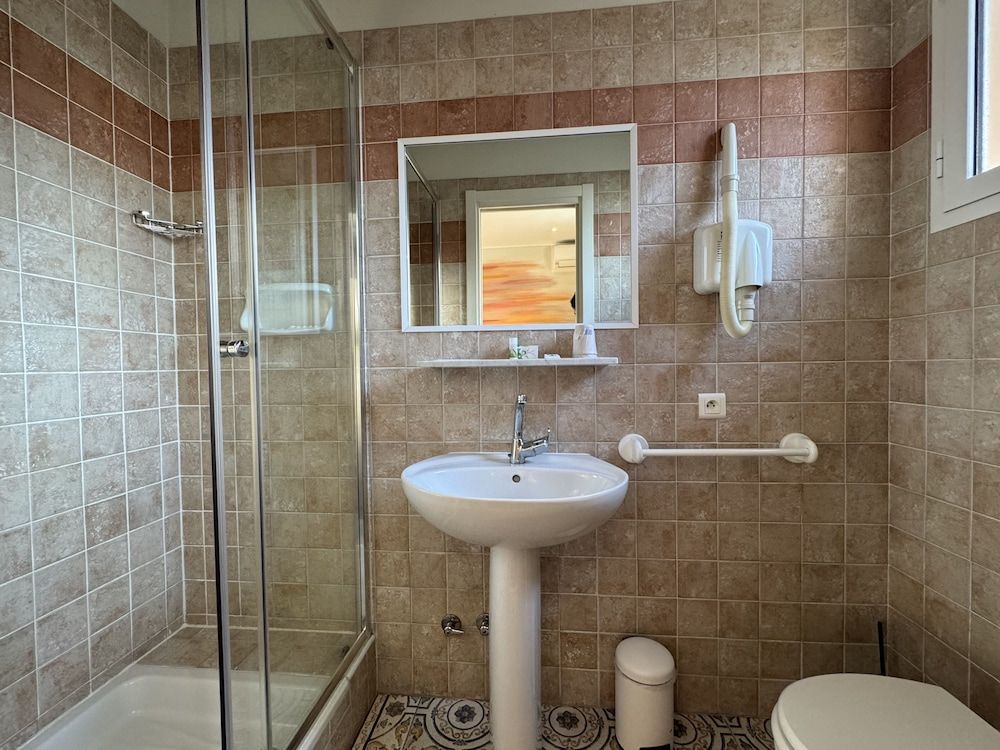 Hôtel Pavillon Impérial Triple room painted wall view 4