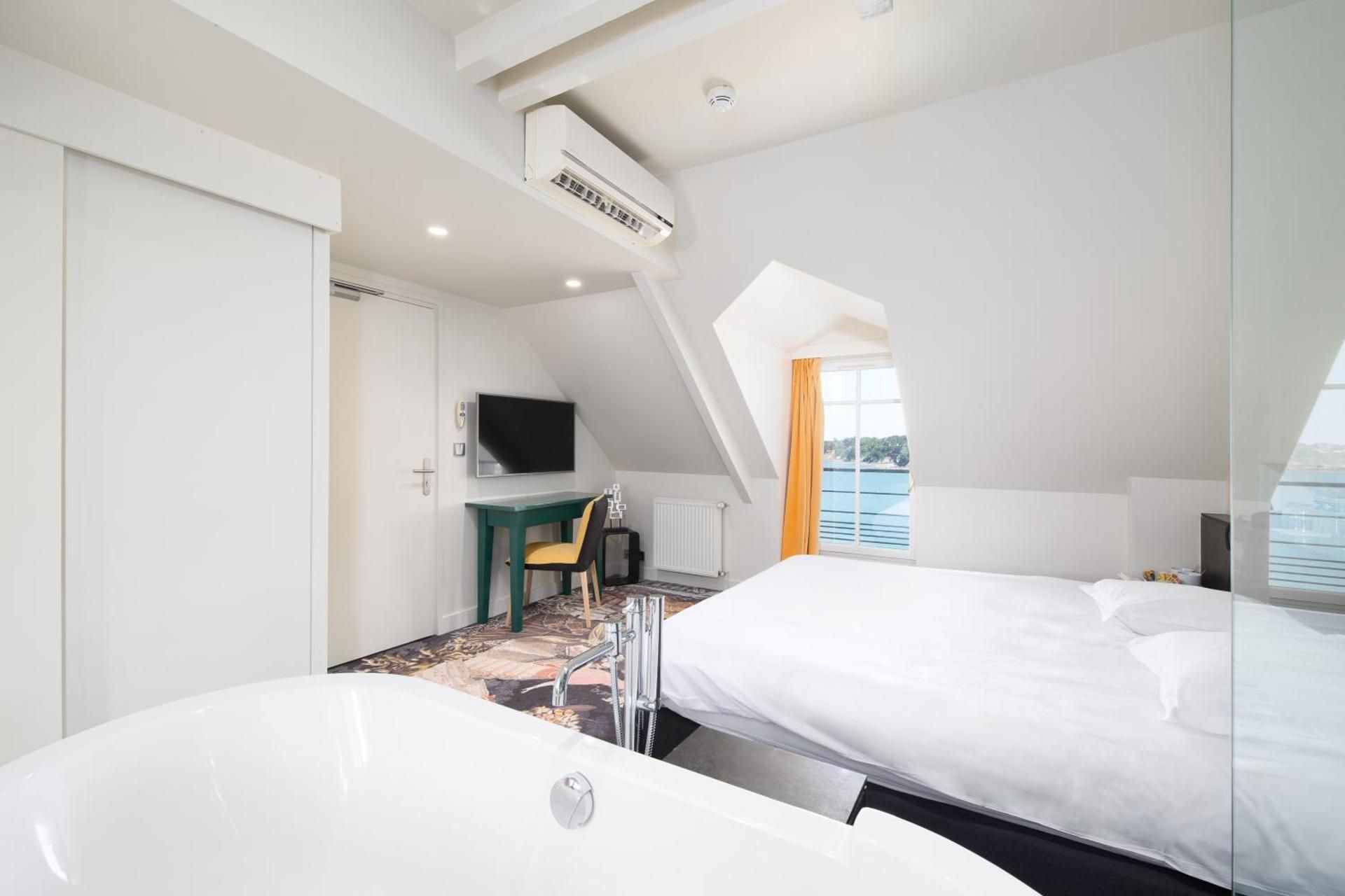 Superior Double Room with Bath and Sea View