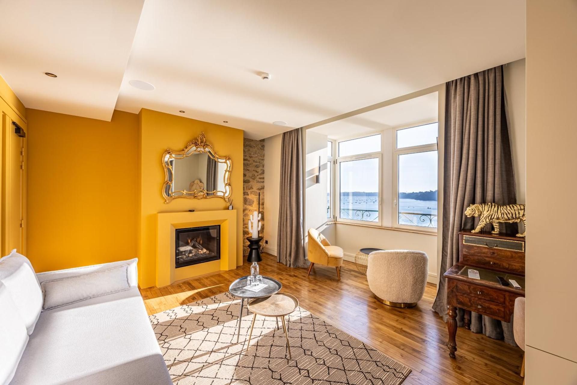 Deluxe Suite with Sea View