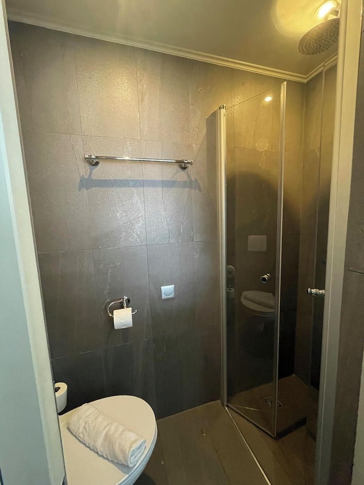 Hôtel Villa-Lamartine Traditional Double Room, 1 Queen Bed 4