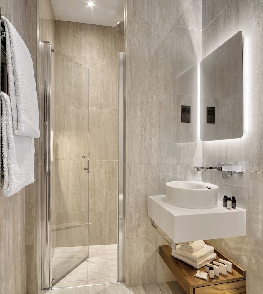 The Queen's Gate Hotel Deluxe Queen room 4