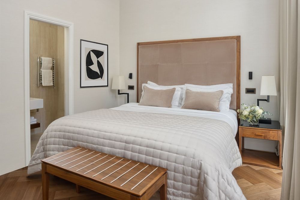 The Queen's Gate Hotel Deluxe Queen room