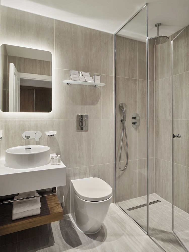 The Queen's Gate Hotel Deluxe Twin Room, 2 Twin Beds 5