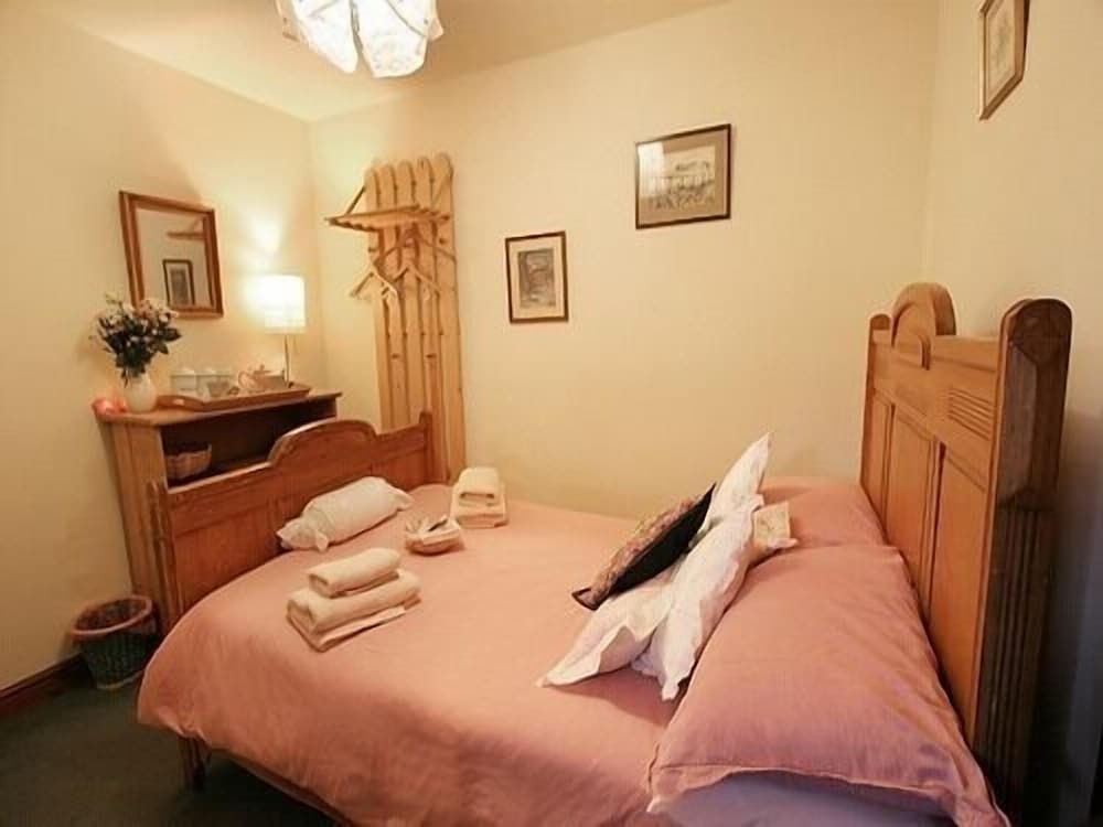 Basic Double Room, Ensuite (Small Double-Room 4)