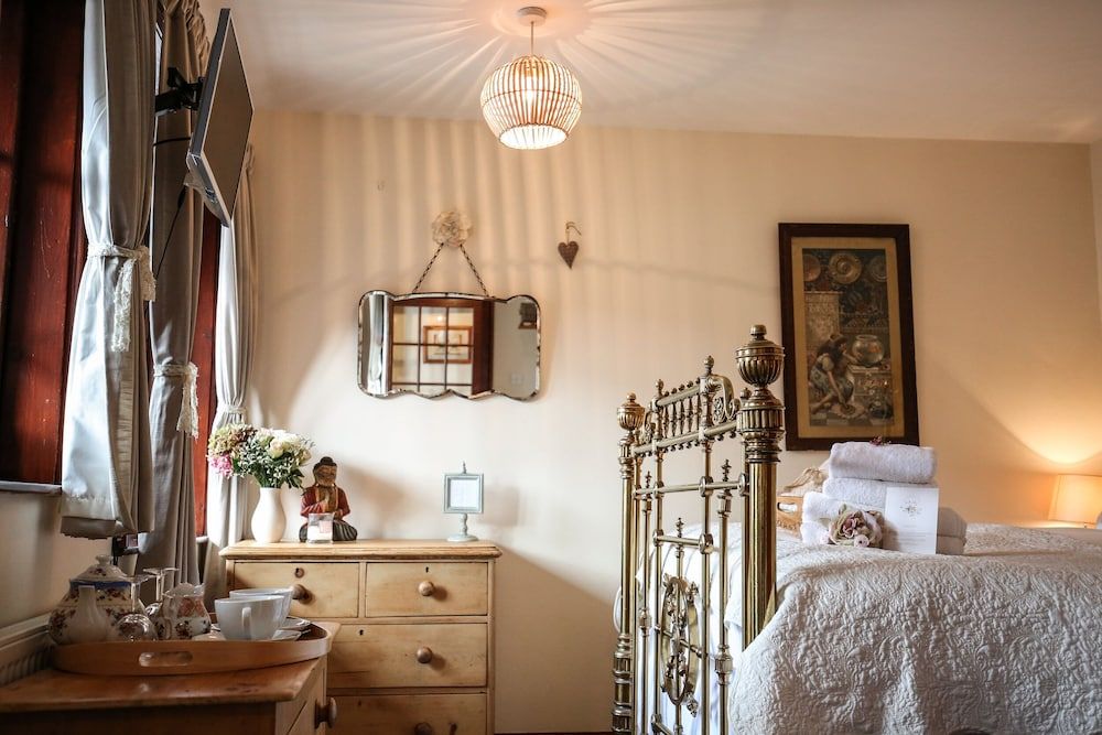 Superior Double Room, Ensuite (Brass Bed-Room 3)