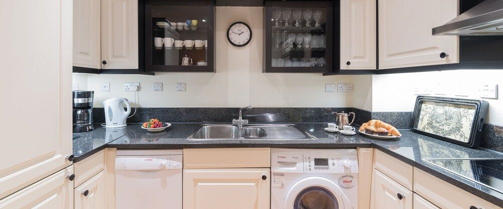 A Place Like Home - Elegant Apartment near Green Park Apartment, 2 Bedrooms, 2 Bathrooms 12