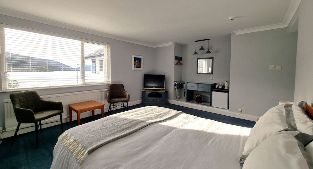 The Four Seasons Hotel Superior Double Room, 1 Queen Bed, Lake View 2