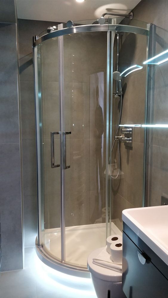 Access Tower Hill Two Bedroom Apartment (sleeps 4) 9