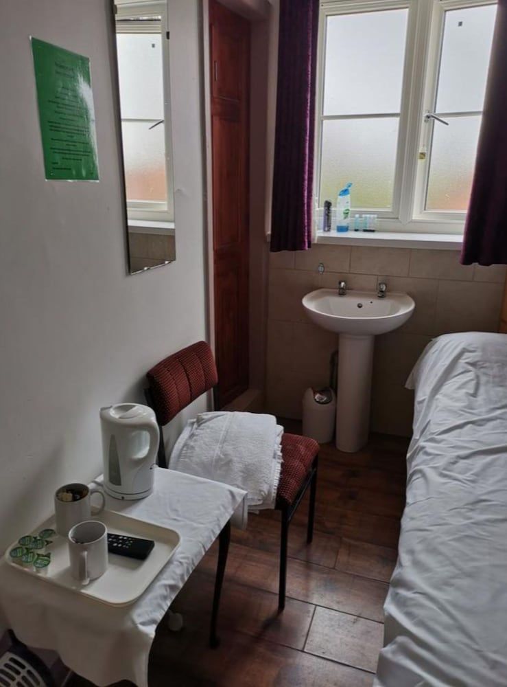 Swan Inn, Heathrow Airport Standard Twin Room, 2 Twin Beds (Shared) 3