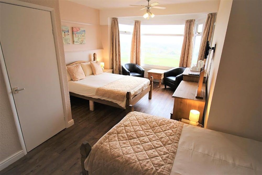 The Grand Hotel Triple Room, Sea View 6