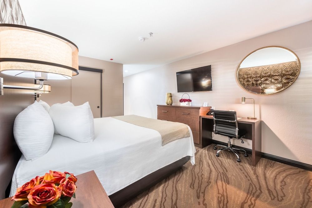 Suite, 1 King Bed, Balcony