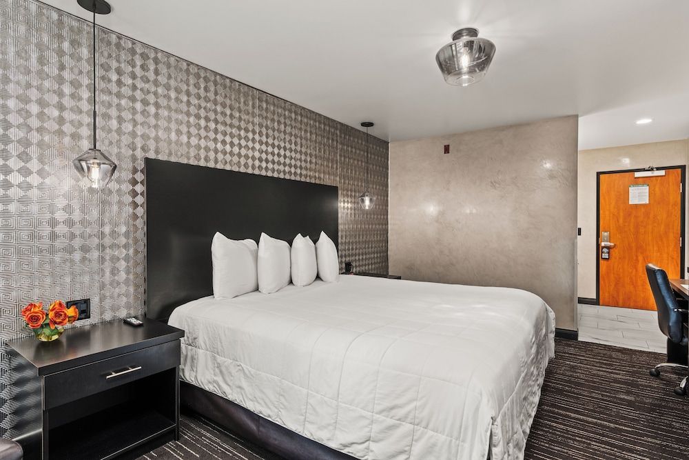 Suite, 1 King Bed, Balcony