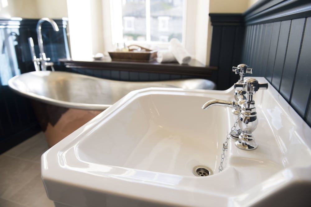 The Priory Double Room, Bathtub 4