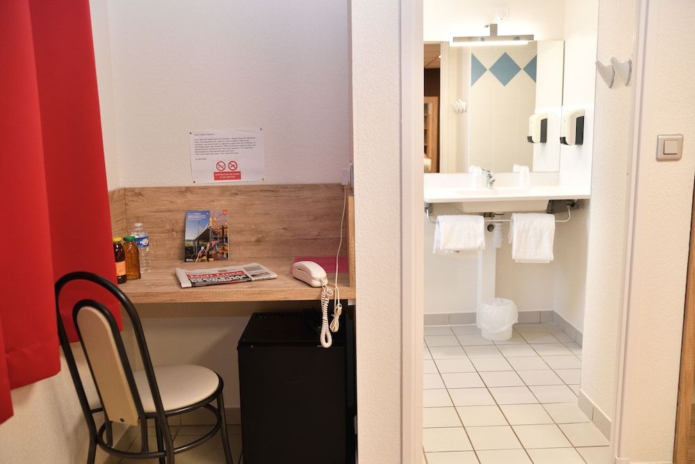 Cit'Hotel Restaurant Bowling de Millau Family Room 5 people 8