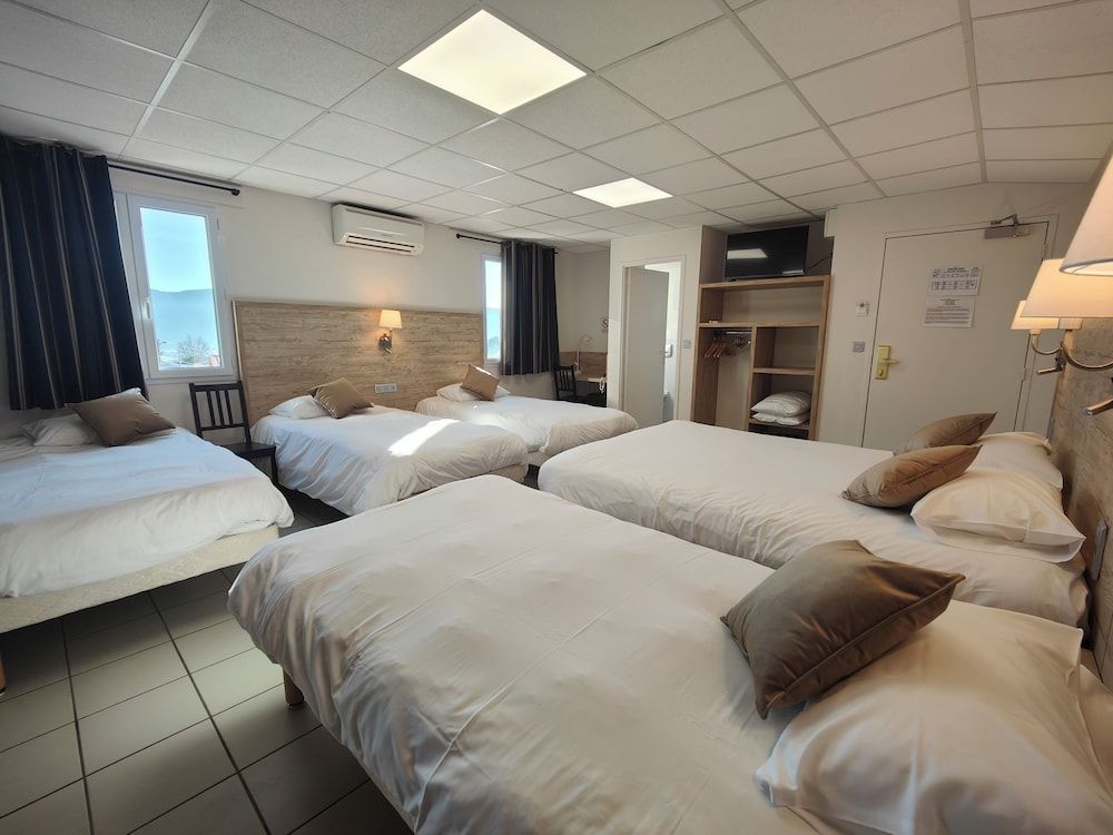 Cit'Hotel Restaurant Bowling de Millau Family Room 5 people 5