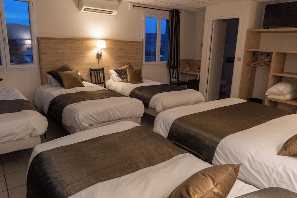 Cit'Hotel Restaurant Bowling de Millau Family Room 5 people 7