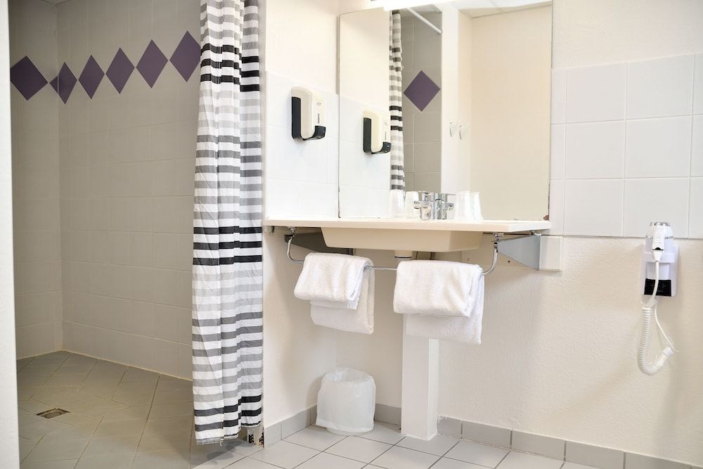 Cit'Hotel Restaurant Bowling de Millau Family Room 5 people 9