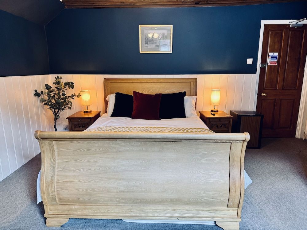 The Swan Inn Superior Double Room, Ensuite (King Size Bedroom) 2