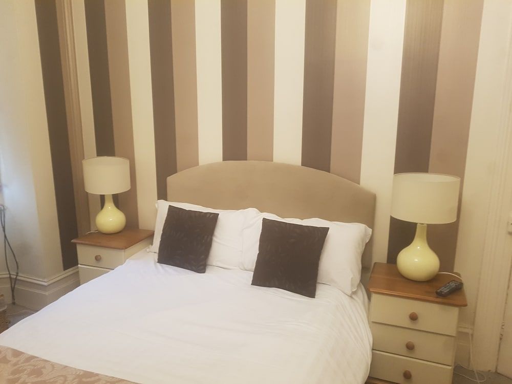 Wimbledon Hotel Basic Double Room 4
