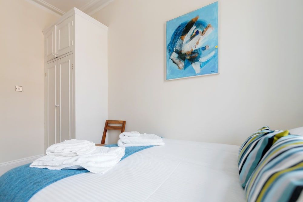 undefined Earls Court Apartments by BaseToGo 7