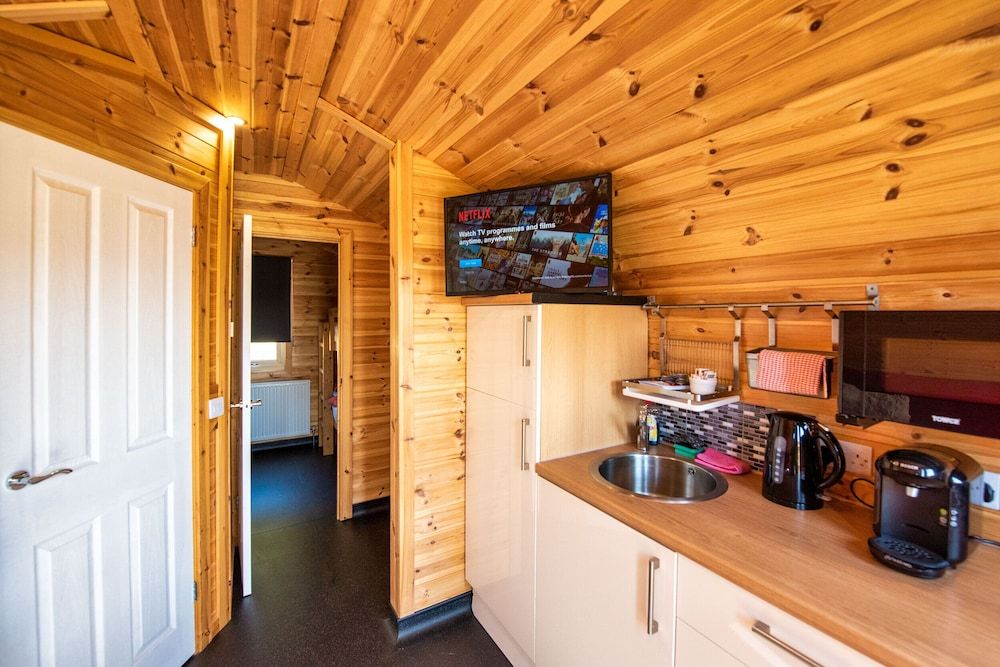 Tigh an Each B&B & Laggan Glamping Deluxe Chalet, 1 Bedroom, Kitchen, Mountain View 6