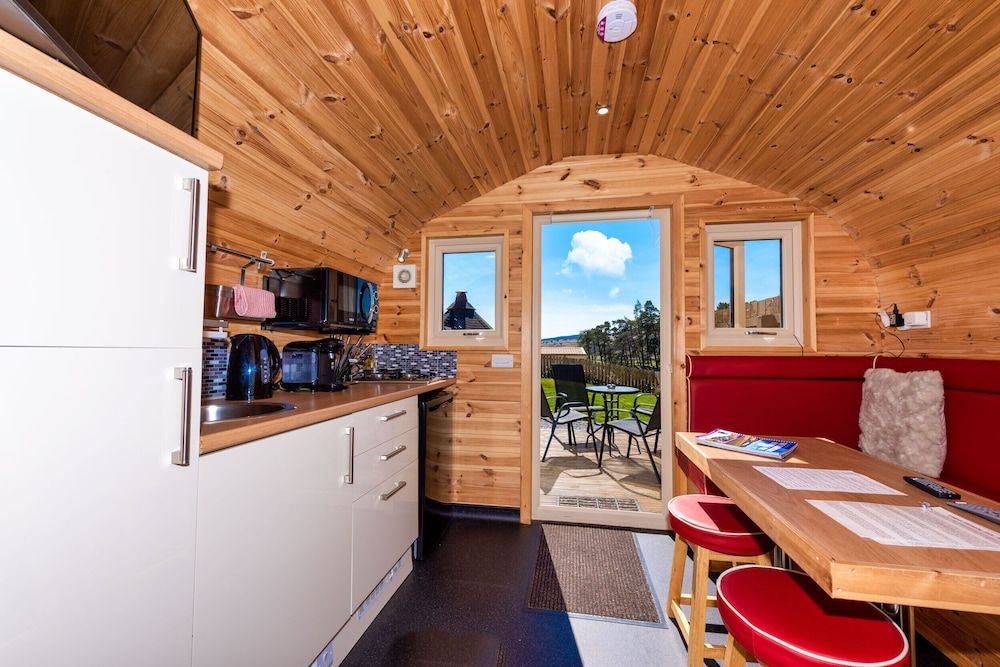 Tigh an Each B&B & Laggan Glamping Deluxe Chalet, 1 Bedroom, Kitchen, Mountain View 3