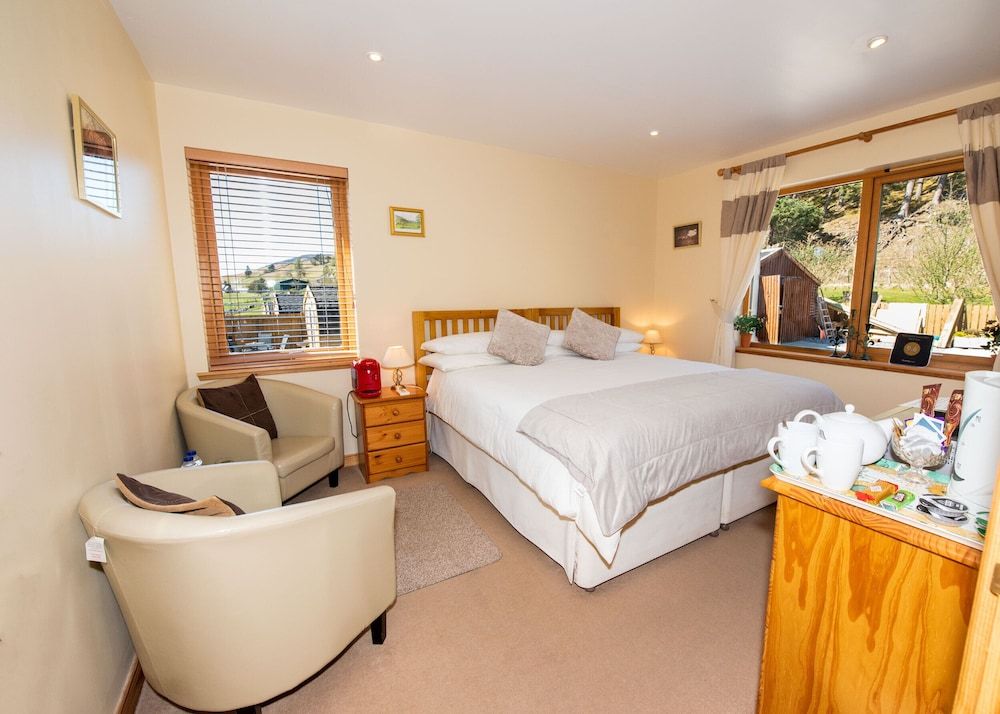 Tigh an Each B&B & Laggan Glamping Deluxe Double Room, Accessible, Mountain View 2