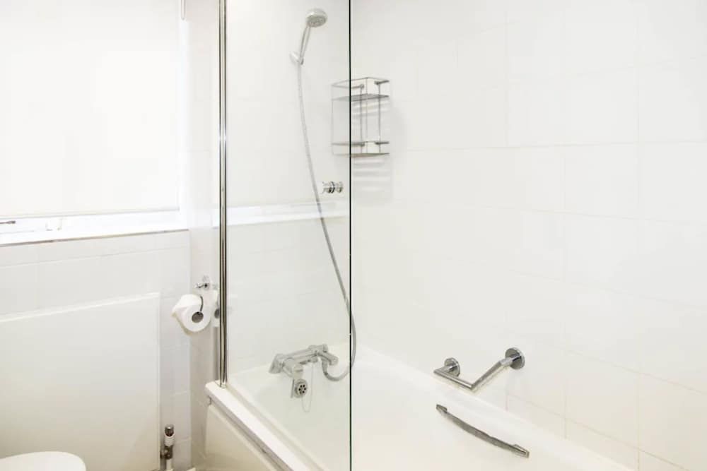 Goodenough College Double Room, Ensuite 7