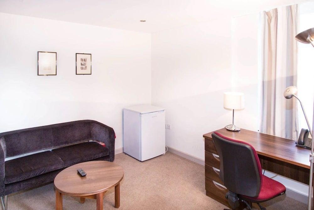 Goodenough College Double Room, Ensuite 9