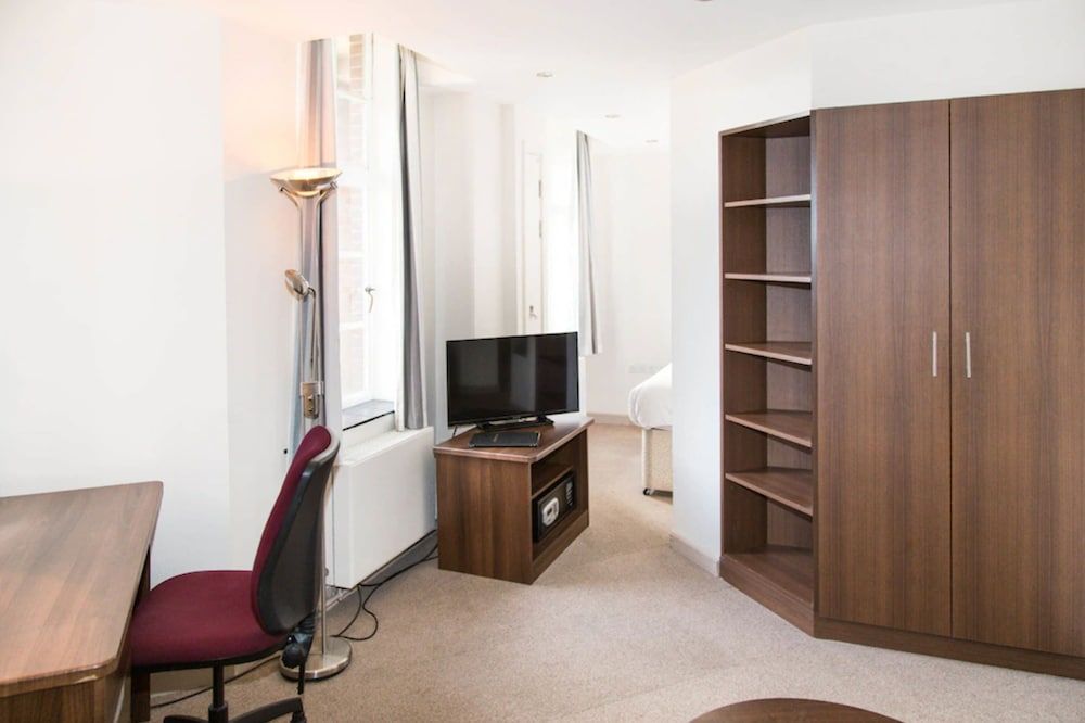 Goodenough College Double Room, Ensuite 10