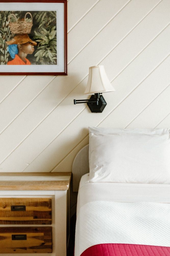 Hotel on the Cay SUPERIOR PARTIAL OCEAN VIEW ROOM 3