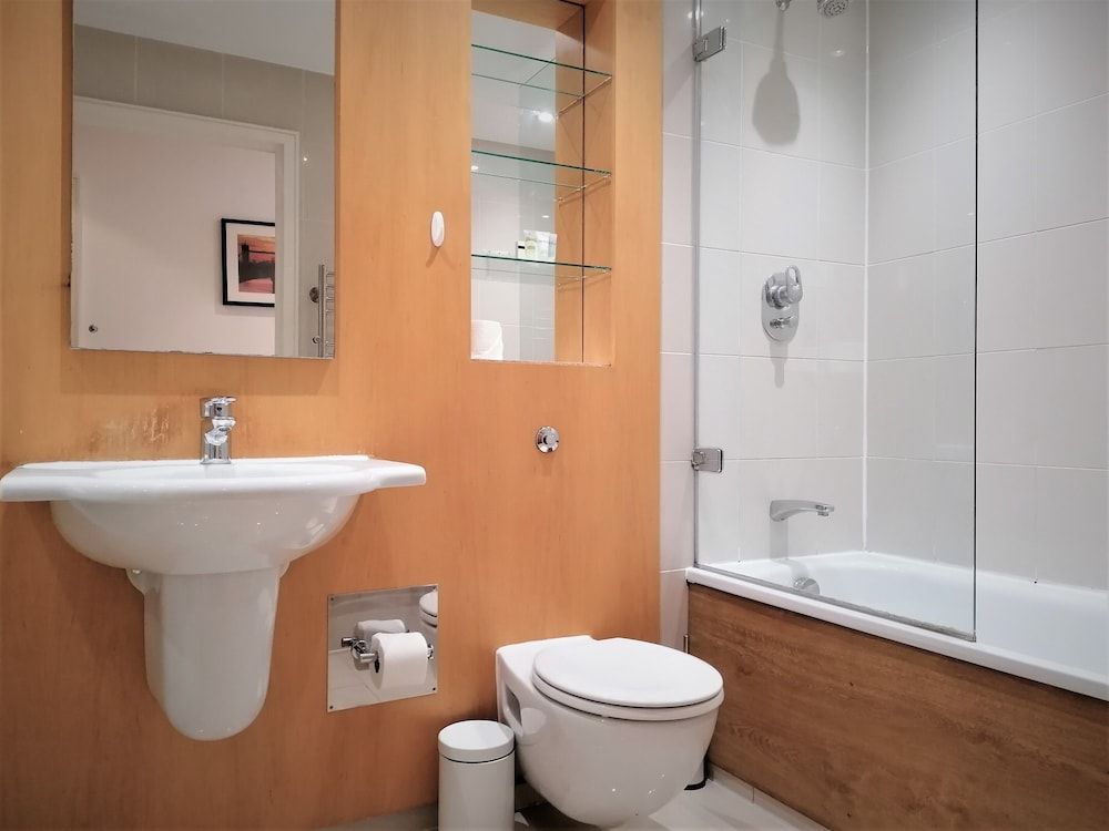 Still Life Tower Hill Executive Executive Apartment, 1 Bedroom, City View 3