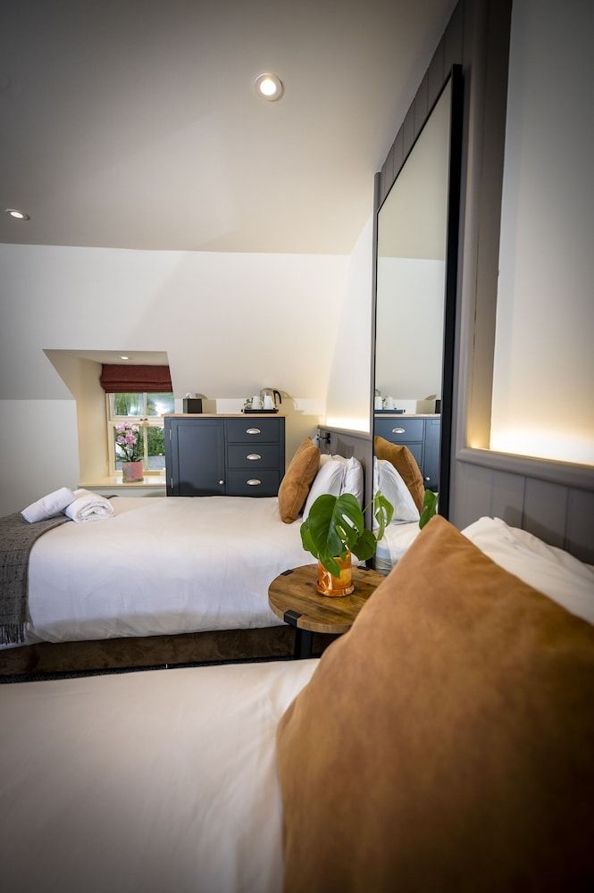 The Loch Ness Inn Twin Room 4