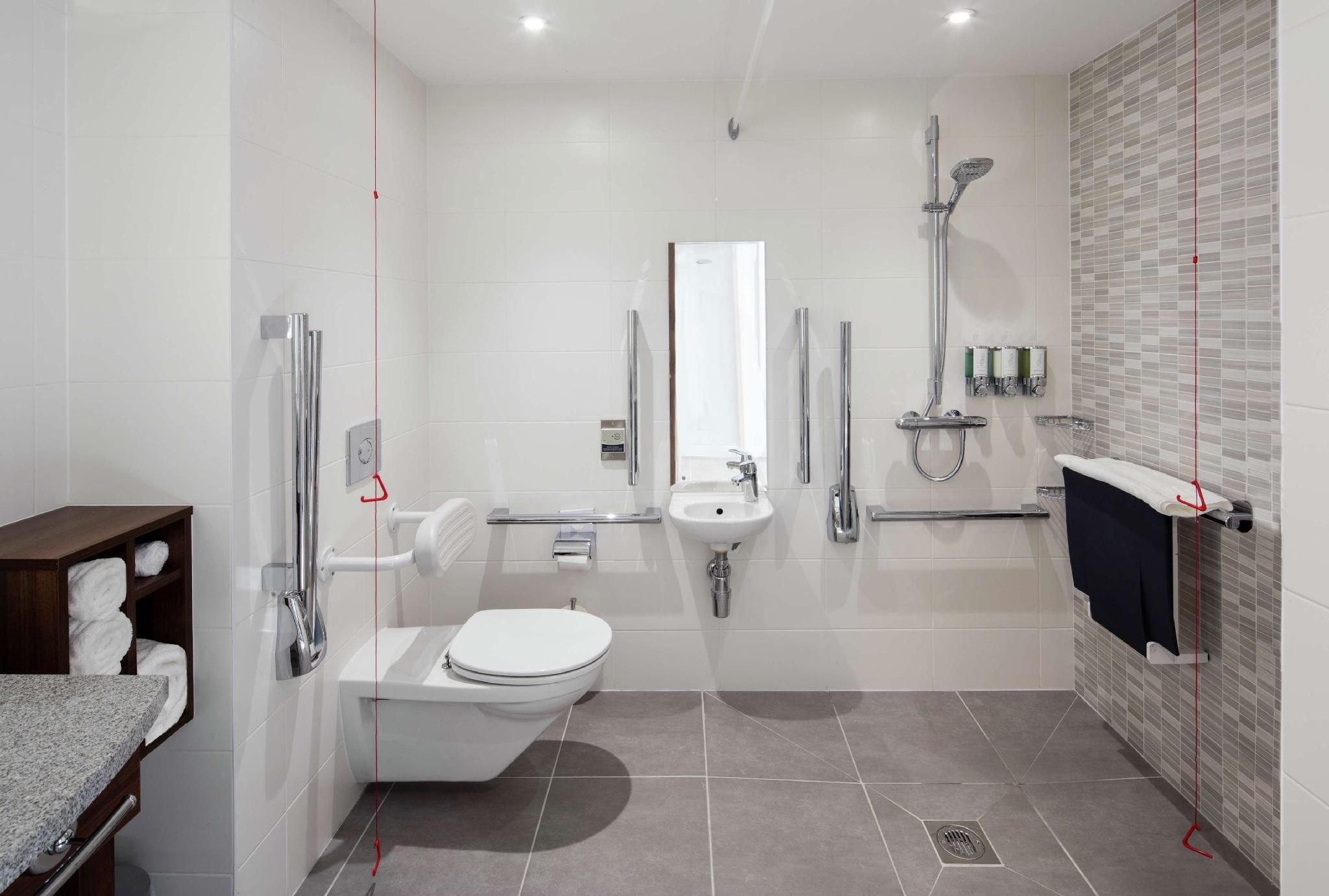 Hampton by Hilton Belfast City Centre Queen Accessible Room 3