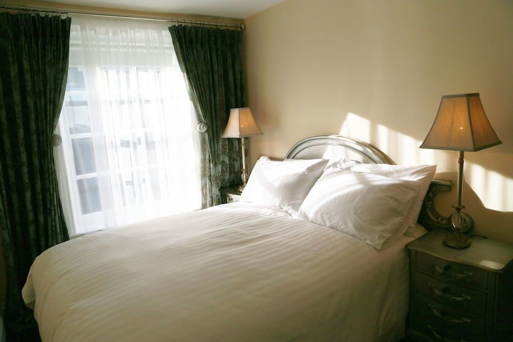 Number 8 The Townhouse Deluxe Double Room 2