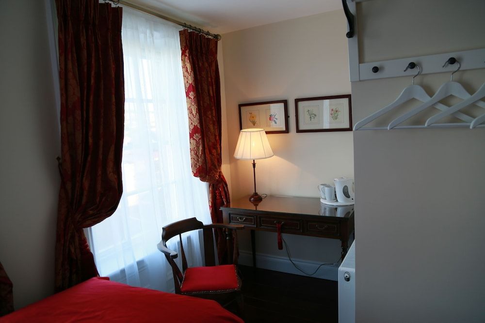 Number 8 The Townhouse Twin Room, City View 6