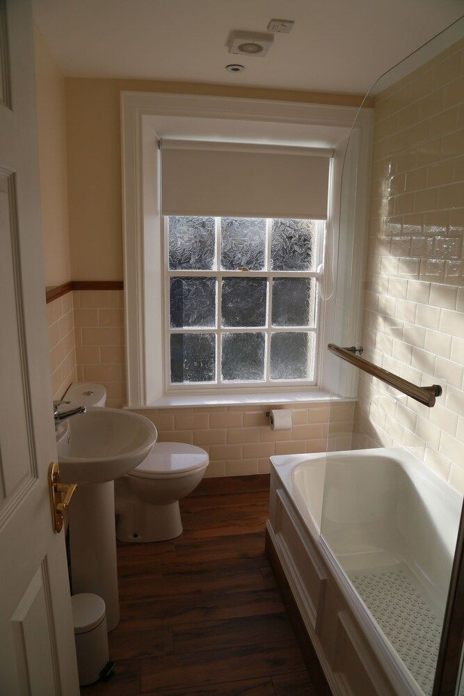 Number 8 The Townhouse Deluxe Double Room 3