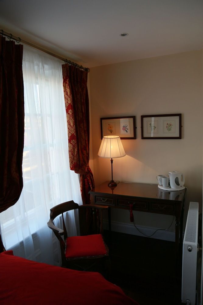 Number 8 The Townhouse Twin Room, City View 5