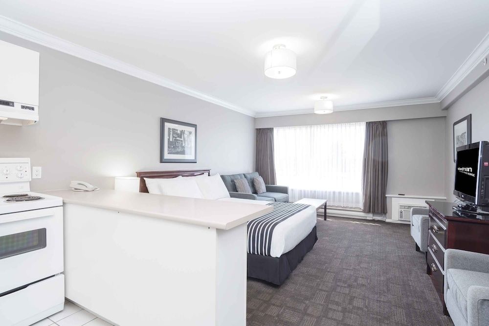 Sandman Hotel & Suites Prince George Studio, 1 Queen Bed with Sofa bed, Kitchen 3